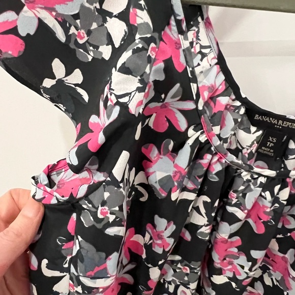 Banana Republic lightweight tank with ruffle sleeves and gathered necklines. - Picture 3 of 3